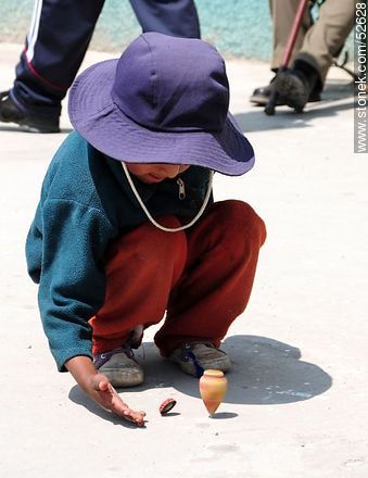 Niño con trompo-bolivia