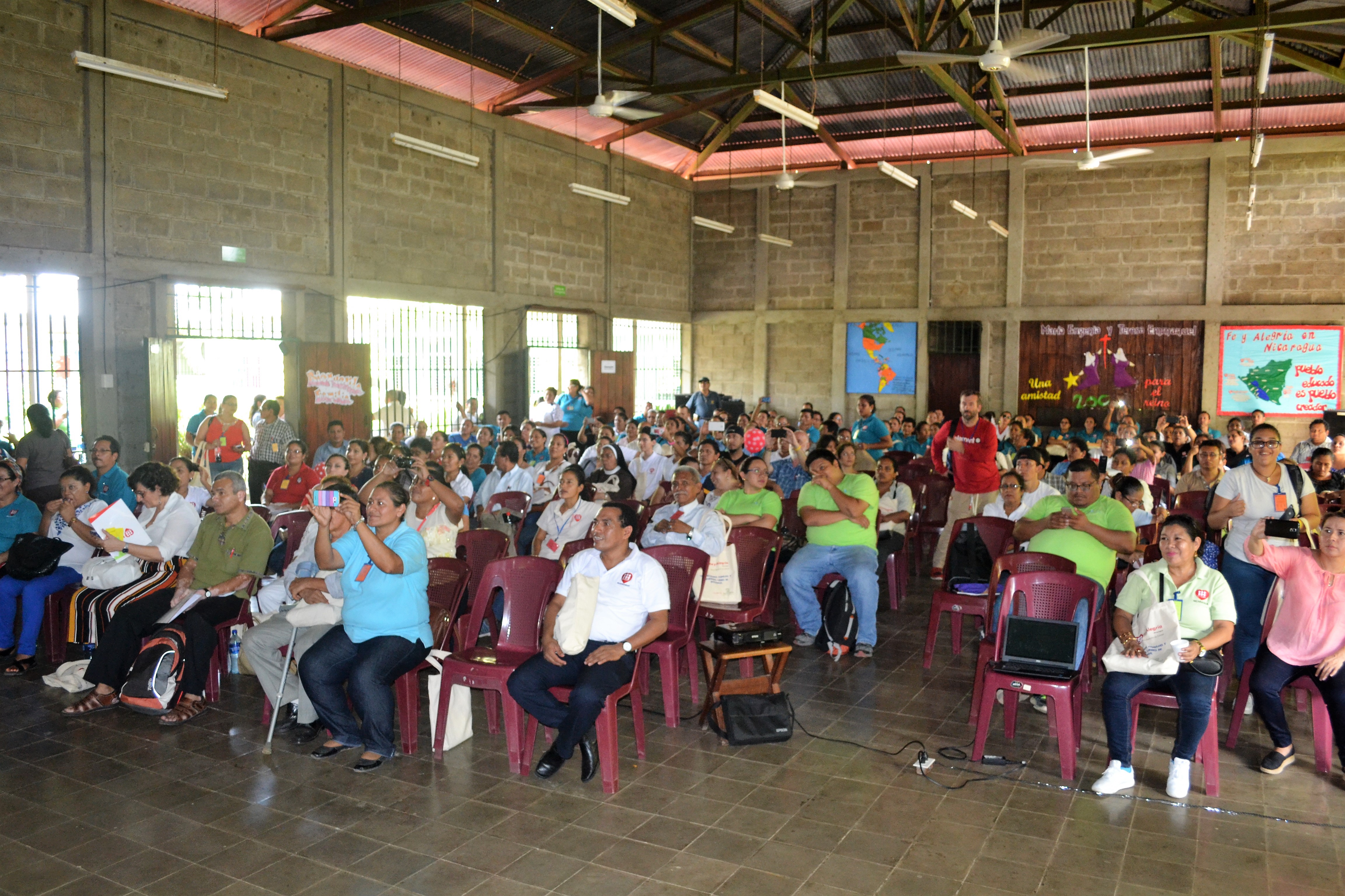 Fe y Alegría Nicaragua reúne a 250 personas, en León, en seminario nacional de género y cultura de paz