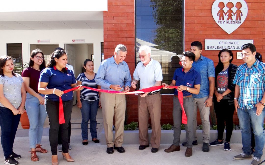 Fe y Alegría El Salvador acerca oportunidades laborales a jóvenes