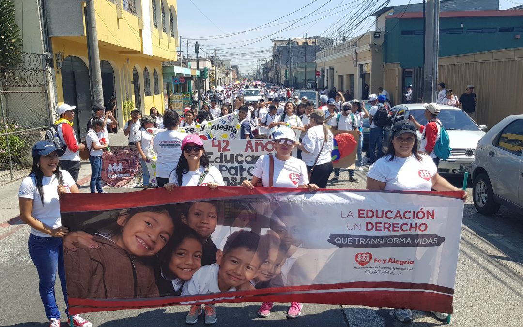 En Guatemala, Fe y Alegría : «Caminata por la educación»