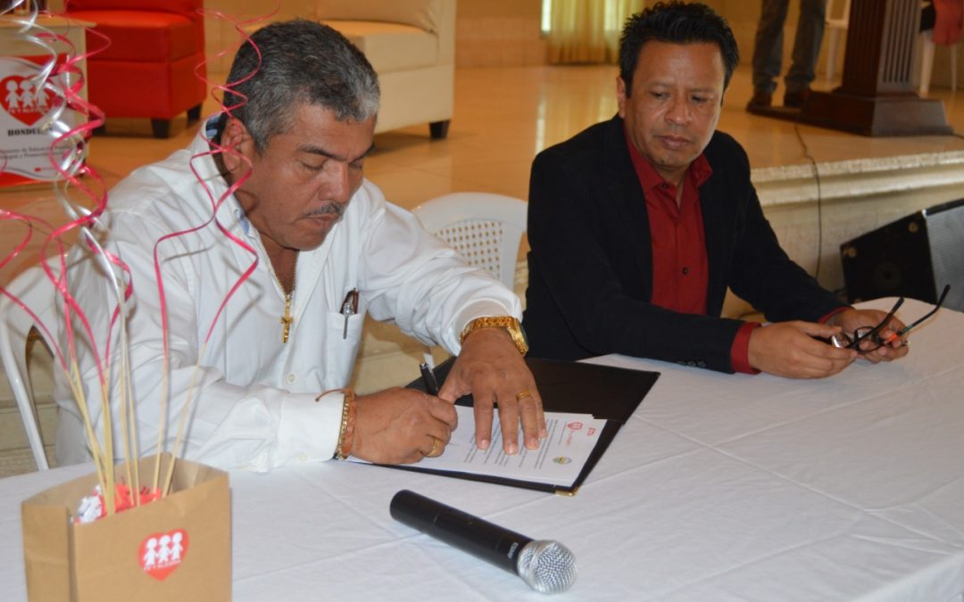 Fundación Fe y Alegría en Honduras firma un convenio de apoyo con el Instituto Oficial Perla del Ulúa.